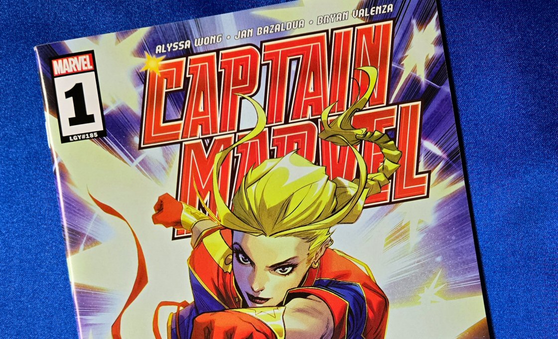 Captain Marvel (2023-2024) #1 by Alyssa Wong (Author), Stephen Segovia (Cover Art), Jan Bazaldua (Artist)